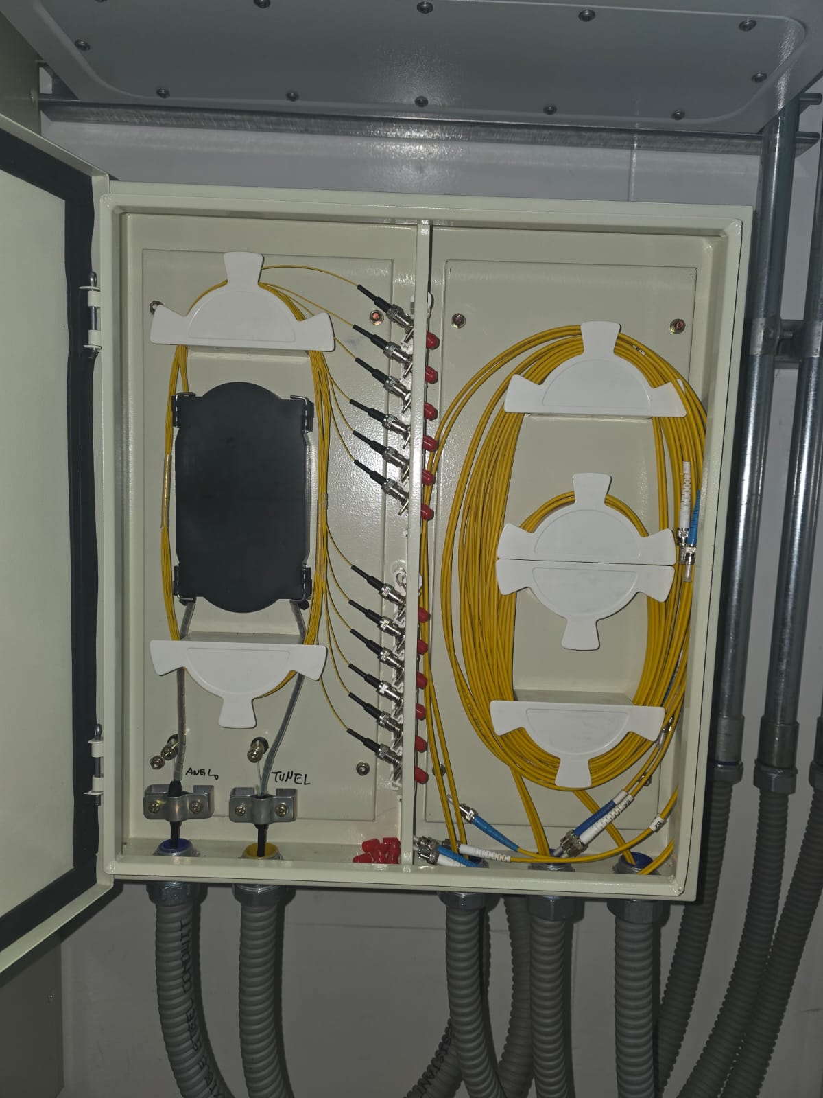 Conexiones de fibra óptica en rack