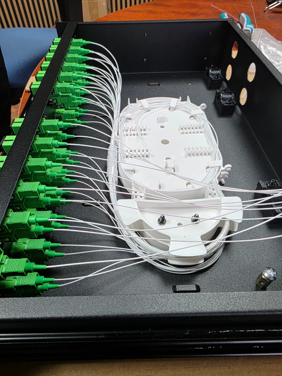 Canalización de red de fibra óptica industrial